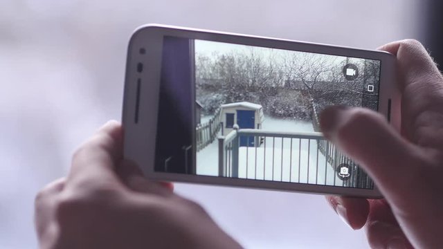 Taking a picture of a winter landscape with a smartphone camera