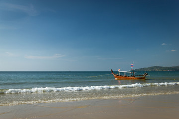 Obraz premium One boat docked on a beach