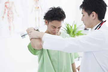 Obraz premium Men are rehabilitating their arms at a hospital