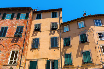 Fototapeta na wymiar old buildings in Lucca, Italy