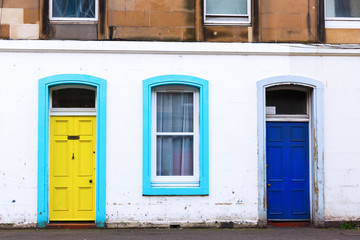 Obraz na płótnie Canvas colorful doors at a city building in Edinburgh
