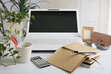 綺麗なパソコンと計算機
