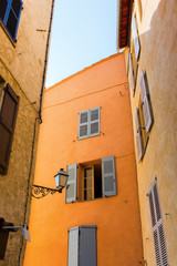 Fototapeta na wymiar old buildings in Fayence, France