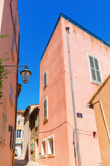 typical pastel colored houses in Saint Tropez