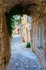 alley with archway in Saint-Paul-de-Vence