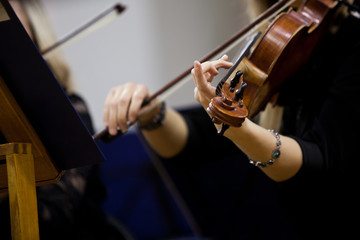 Hand girl playing the violin 