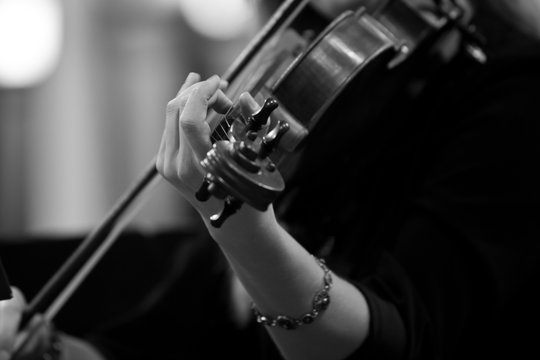 Hand girl playing the violin in black and white