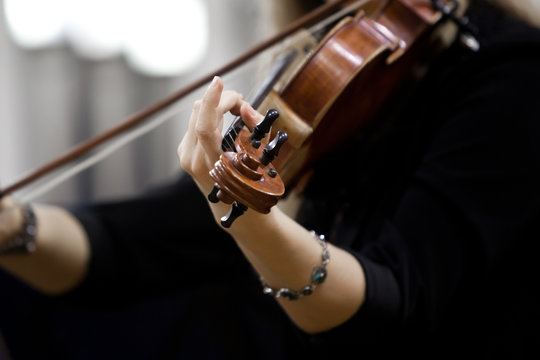  Hand girl playing the violin 