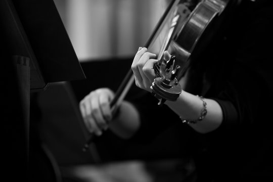 Hand girl playing the violin in black and white