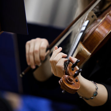 Hand girl playing the violin 