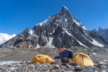 Glasschilderij Gasherbrum Camping bij Concordia camp met Mitre peak, K2 trek, Pakistan