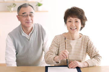 書道をするシニア夫婦