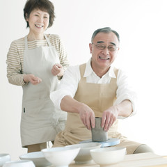 陶芸をするシニア夫婦