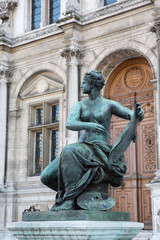 Fototapeta na wymiar bronze sculpture at the Hotel de Ville in Paris