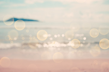 Obraz premium Plamy tropikalna plaża z bokeh słońca lekkiej fala abstrakta tłem.