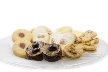 Weihnachtsplätzchen auf einem Glasteller