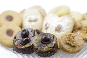 Weihnachtsplätzchen auf einem Glasteller