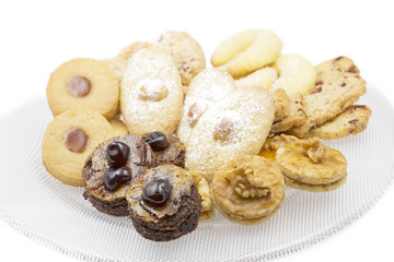 Weihnachtsplätzchen auf einem Glasteller