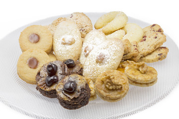 Weihnachtsplätzchen auf einem Glasteller