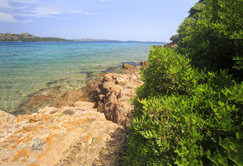Fototapeta na wymiar In Sardegna mare e cielo, acqua e rocce, acqua limpida, sole sull'isola. 