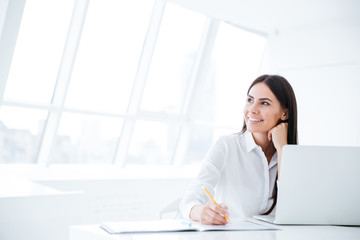 Obraz premium Business woman with laptop