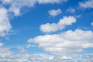 Obraz na płótnie Canvas White clouds flying over horizon.