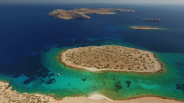 Le Isolette di Koutsomyti e Tighani a sud dell'isola greca di Astipalea vista dall'alto