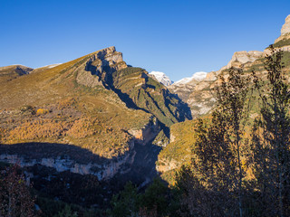 El Mondotó, Las Tres Marías nevadas y Los Sestrales custodiando la entrada  del Cañón de Añisclo en en Huesca, España, Diciembre de 2016 OLYMPUS CAMERA DIGITAL