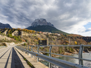 Laspuña y detras La Peña Montañesa en la comarca de Sobrarbe, Huesca, España, Diciembre de 2016...