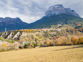 Laspuña y detras La Peña Montañesa en la comarca de Sobrarbe, Huesca, España, Diciembre de 2016...