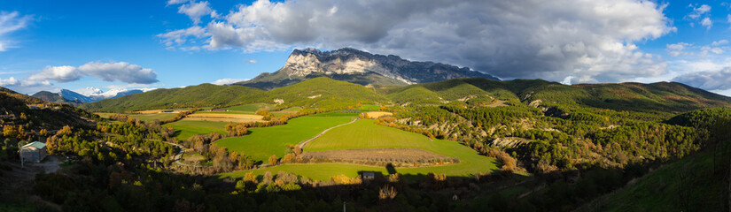 Fototapeta na wymiar La Peña Montañesa desde Pueyo de Araguás en la comarca de Sobrarbe, Huesca, España, Diciembre de 2016 OLYMPUS CAMERA DIGITAL