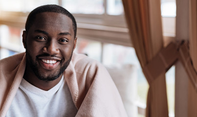 Obraz premium Positive African American man sitting in the cafe