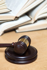Obraz premium wooden gavel and books