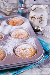 Muffins in powdered sugar