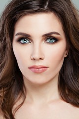 Naklejka premium Natural Makeup. Beautiful Woman with Perfect Make-up. Face close