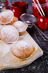 Muffins in powdered sugar