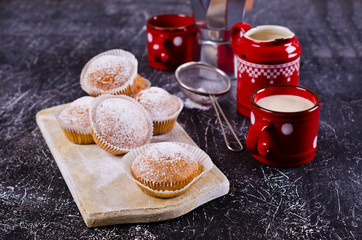 Muffins in powdered sugar
