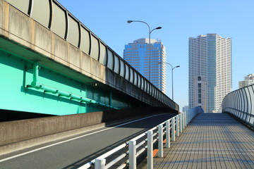 道路と高層ビル