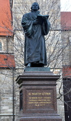 Lutherdenkmal vor der Kaufmannskirche in Erfurt