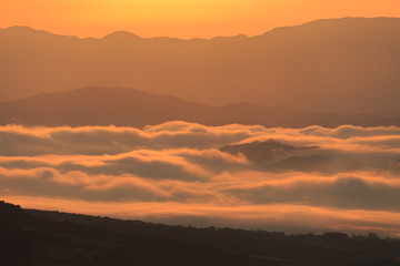 雲海に差し込む朝日 -蒜山高原 鬼女台（きめんだい）展望休憩所より-