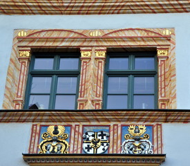 Comthurhof in der Erfurter Altstadt - Fenster mit Wappen drei verschiedenen Wappen