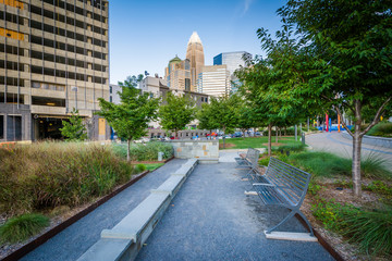 Fototapeta premium Benches at Romare Bearden Park, in Uptown Charlotte, North Carol