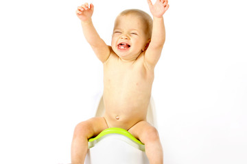 Ein 10 Monate altes Baby sitzt auf einem Töpfchen 