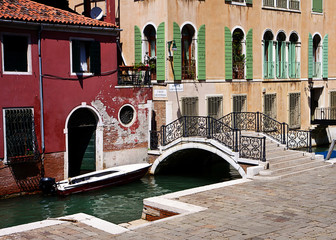 Fototapeta na wymiar Colorful view of Venice, rio de San Vidal, canal crossed by the pedestrian Giustinian bridge flanked by characteristic Venetian houses