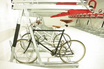 Fahrradkeller mit modernen Fahrradständern