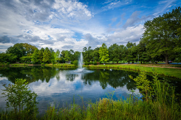 Fototapeta na wymiar Fountain and lake at Symphony Park, in Charlotte, North Carolina
