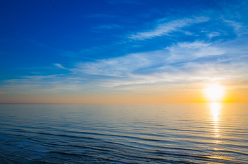 Fototapety  Powietrzna panorama wspaniałego zachodu słońca nad morzem