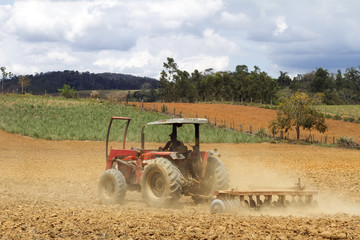 Obraz premium Land preparation for planting corn in small Brazilian farm