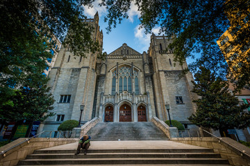 Fototapeta premium Man sitting on the steps of First United Methodist Church, in Up