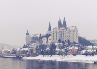 Burgberg mit Albrechtsburg und Elbe bei Meißen  im Winter
